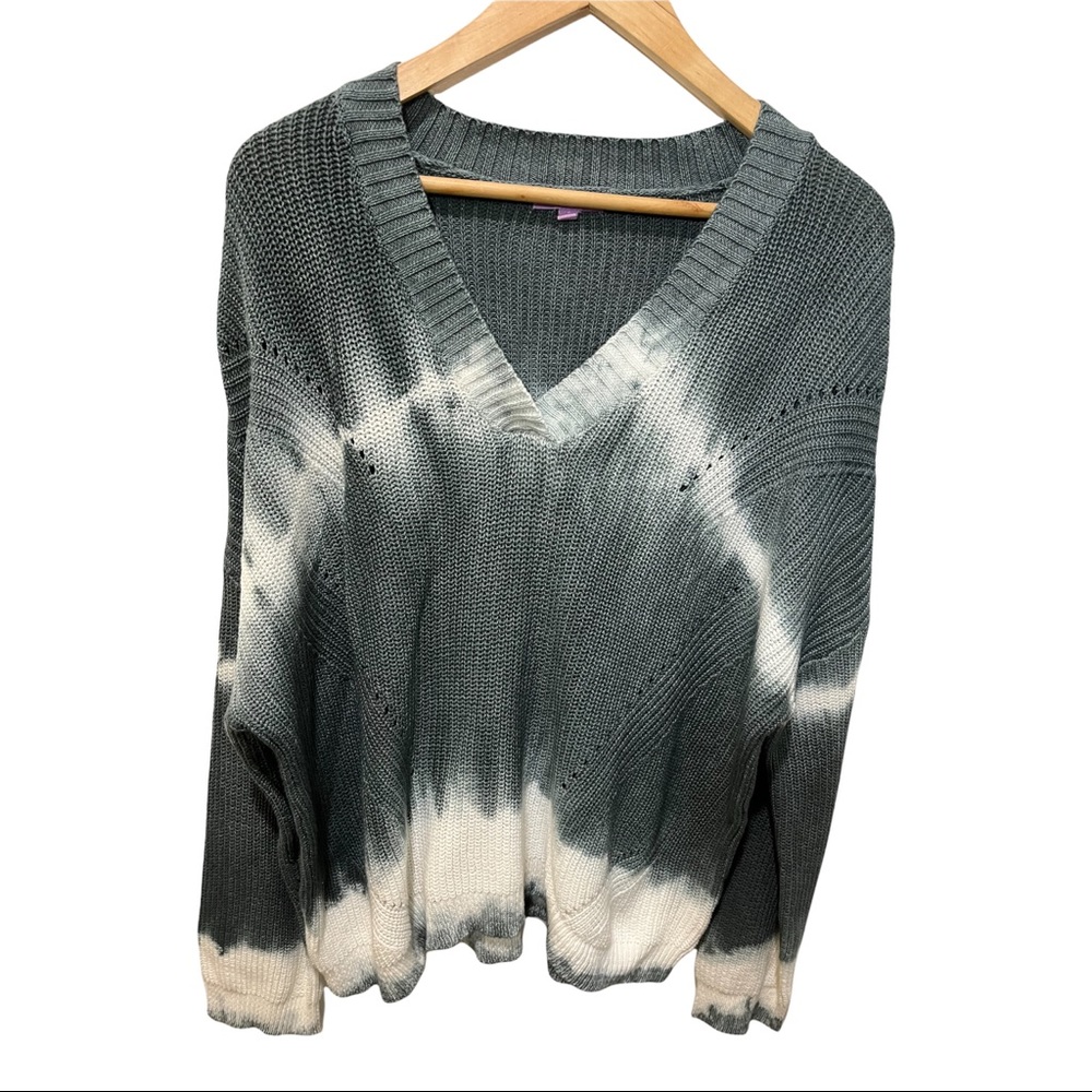 PURPLE LAVA GRAY WHITE SWEATER